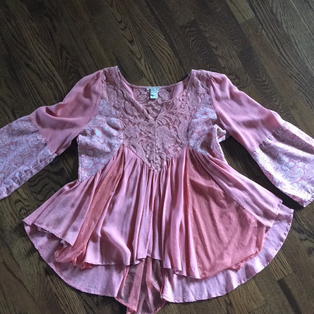 Buckle - pullover top in good condition.